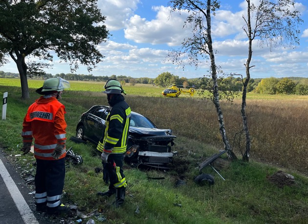FW Lüchow-Dannenberg: +++Schwerer Verkehrsunfall nahe Hitzacker+++zwei PKW stoßen frontal zusammen+++eingeklemmter Fahrer erliegt an der Unfallstelle seinen Verletzungen+++