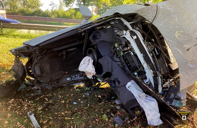 FW-M: Sportwagen rast gegen Baum (A 94)