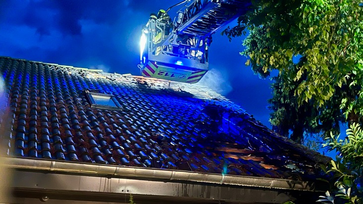 FW Ratingen: Dachstuhlbrand in Ratingen-Süd