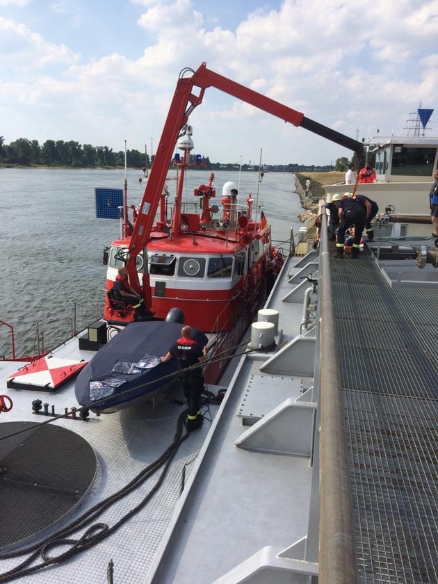 FW-D: Gestürzter Rheinschiffer führt zu Löschbooteinsatz