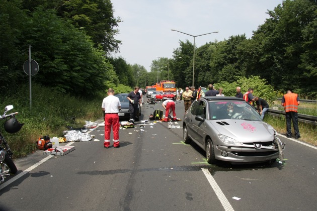 FW-E: Schwerer Verkehrsunfall auf der Wuppertaler Straße (B227), BMW Z3 trifft frontal auf Motorrad