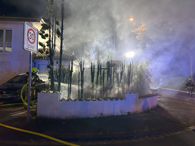 FW Paderborn: Heckenbrand droht auf Wohnhaus und PKW überzugreifen