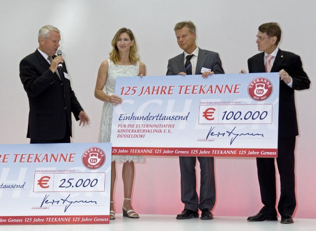 Teekanne feiert 125. Geburtstag mit mehr als 300 Gästen / Ehrengast Stefanie Graf gratuliert / Teekanne spendet Schecks über insgesamt 125.000 Euro