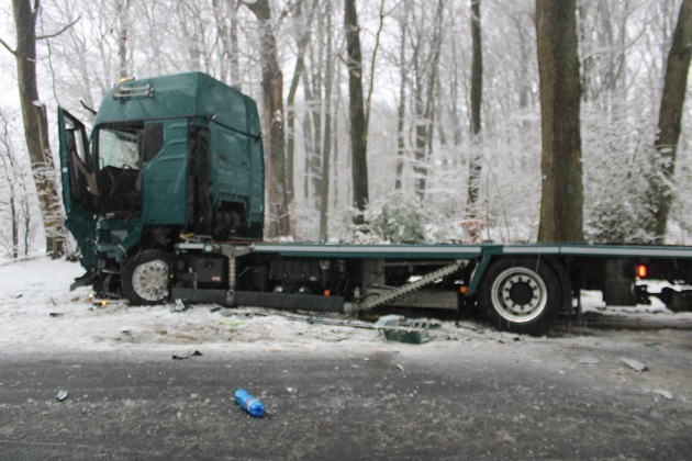 POL-RBK: Rhein.-Berg. Kreis - Schneeglätte sorgt für zahlreiche Verkehrsunfälle im Kreisgebiet