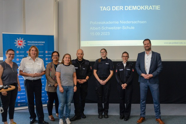 POL-AK NI: Bildung und Begegnung zum Tag der Demokratie an der Polizeiakademie Niedersachsen Schülerinnen und Schüler diskutieren mit Polizeistudierenden über Demokratie in der deutschen Polizeigeschichte