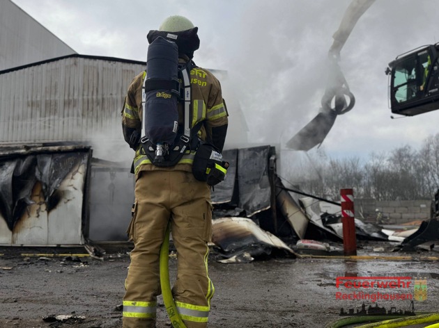 FW-RE: Brand in Heizkraftwerk am Freitagmorgen - keine Verletzten - massive Rauchsäule über Recklinghausen