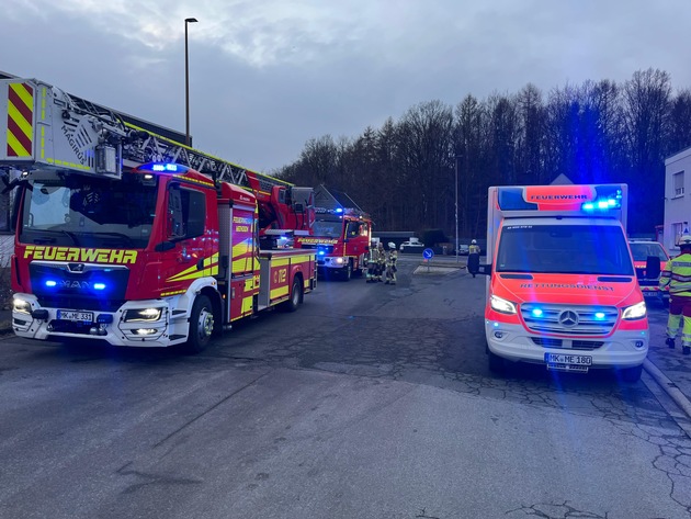 FW Menden: Verstorbene Person nach Brand in Werkstatt