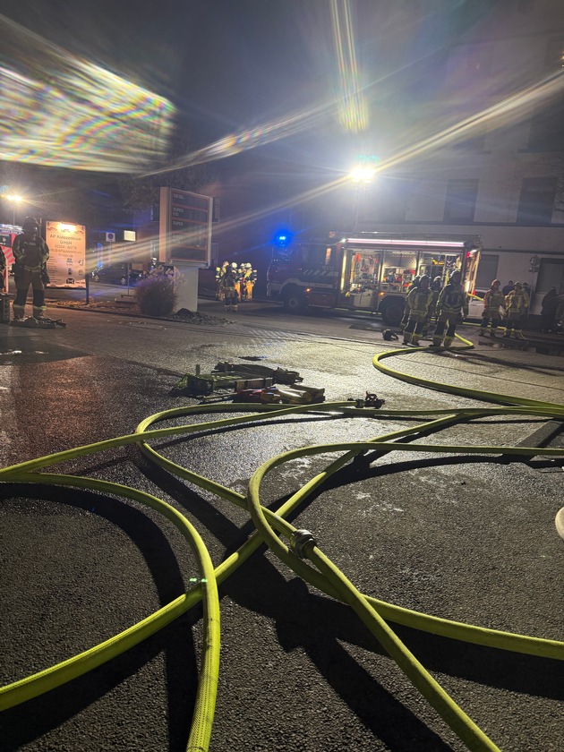 FW-EN: Brand im Tankstellengebäude in Hattingen-Welper - Feuerwehr verhindert Ausbreitung