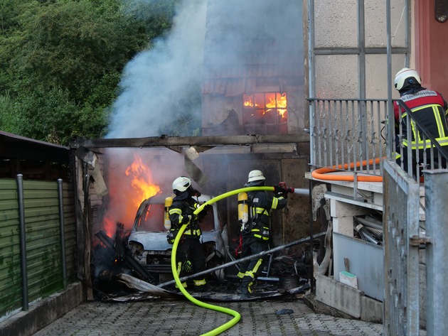 FW LK Neunkirchen: Brand eines Carports greift auf Wohnhaus über - Großalarm für die Feuerwehr Schiffweiler