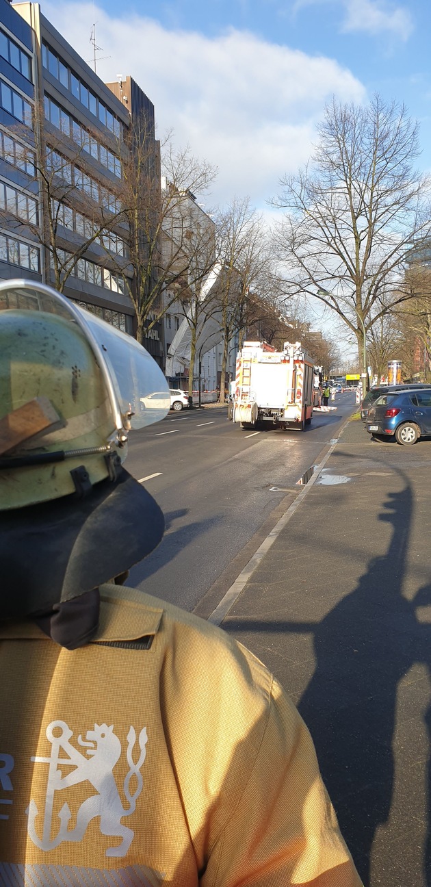 FW-D: Schlussmeldung: Baugerüst löst sich von Fassade und droht einzustürzen - Einsatz der Feuerwehr Düsseldorf nach viereinhalb Stunden beendet