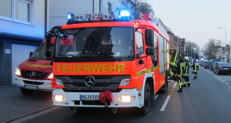 FW-MH: Broich: Brennendes Untertischgerät am Kassenberg