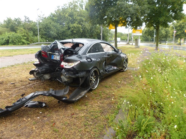 POL-MI: Verkehrsunfall mit beschädigter Ampel führt zu mehreren Folgeunfällen