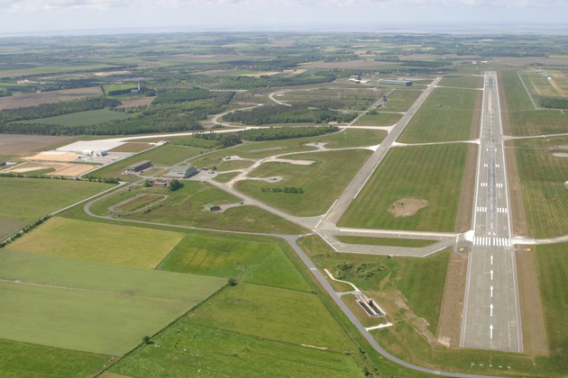 Marine - Pressetermin / Pressemitteilung: Parlamentarischer Staatssekretär Thomas Kossendey besucht das Marinefliegergeschwader 3 &quot;Graf Zeppelin&quot; in Nordholz (mit Bild)