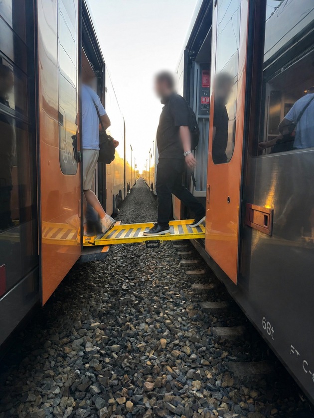 FW D&uuml;ren: Zug bleibt auf freier Strecke liegen - Feuerwehr betreut rund 200 Fahrg&auml;ste zwischen D&uuml;ren und Langerwehe