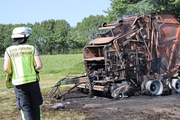 FW-SE: Feuer einer Rundballenpresse während Erntearbeiten in Wakendorf II