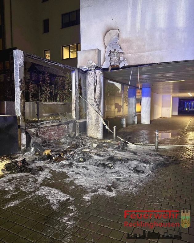 FW-RE: Brand mehrerer Mülltonnen in der Recklinghäuser Innenstadt