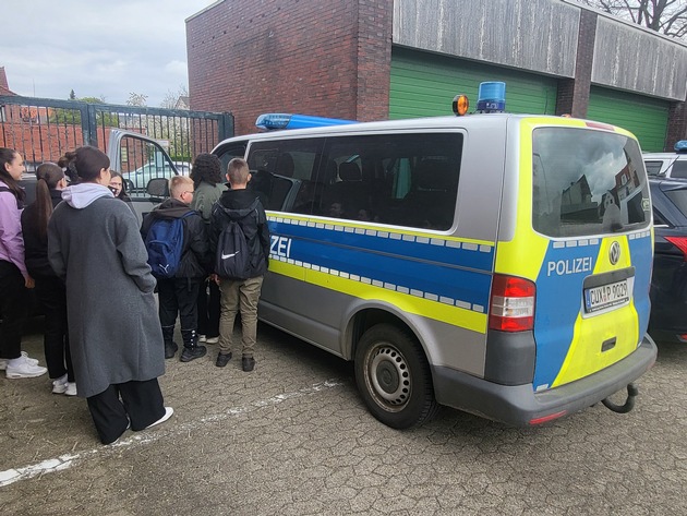 POL-CUX: Zukunftstag bei der Polizeiinspektion Cuxhaven (Lichtbilder in der Anlage)