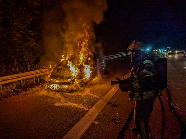 FW Weinheim: Pkw-Brand auf der A5 zwischen Weinheim und Hemsbach. Familie mit zwei Kleinkindern bleibt unverletzt.