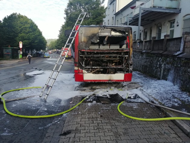 FW-MK: Schulbus brennt am Mittwochmorgen