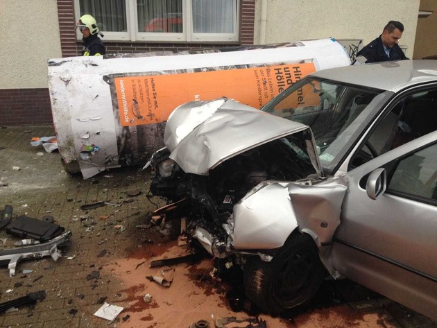 FW-GE: Eine schwerstverletzte Person nach Verkehrsunfall in Gelsenkirchen Buer. - Pkw und Litfaßsäule werden bei Unfall komplett zerstört.