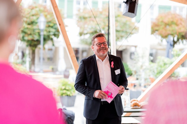 PINK CUBE heute in Stans: Brustkrebsvorsorge auf dem Dorfplatz