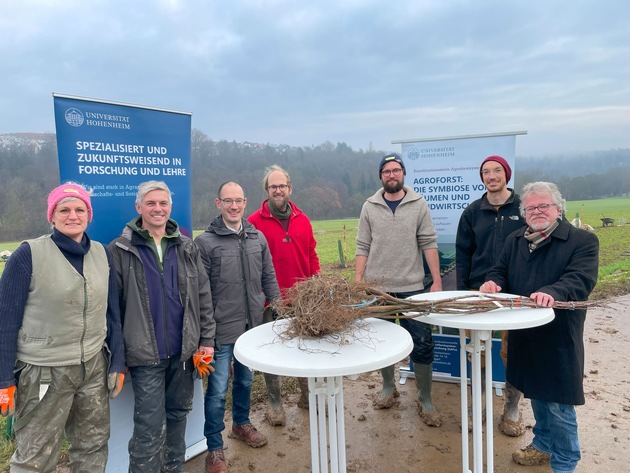 Pflanzaktion: Neue Agroforst-Versuchsfläche für Lehre und Forschung