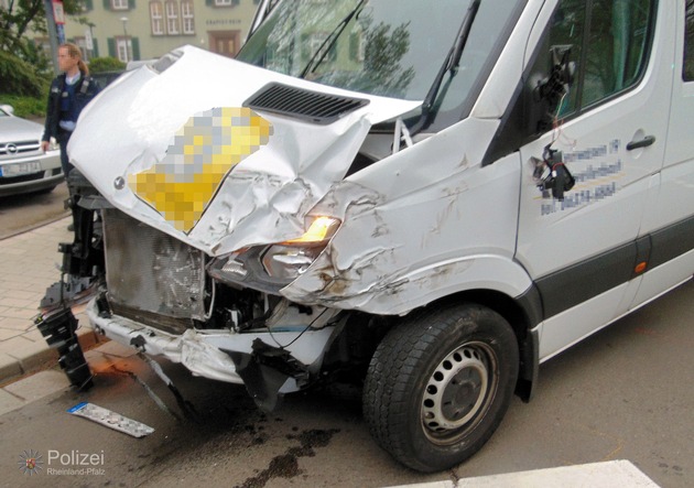 POL-PPWP: Kaiserslautern: Sprinter prallt Bus in die Seite