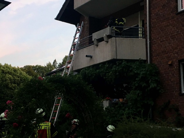FW-EN: Balkonbrand in der Straße Am Sonnenstein - 30- jähriger Bewohner durch Feuerwehr herausgeführt.