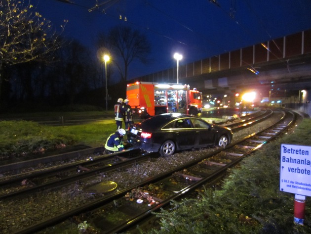 FW-MH: Glüch im Unglück!
Personenkraftwagen landet im Straßenbahngleisbett