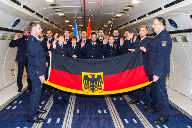 BPOL NRW: Bundespolizei am Flughafen Köln/Bonn vereidigt 17 neue Mitarbeiterinnen und Mitarbeiter