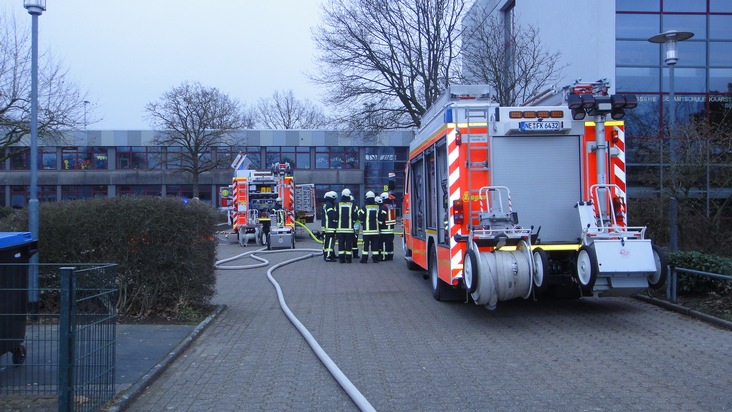 FW-NE: Feuer in Gesamtschule