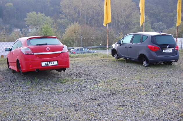 POL-PDKL: Mehrere Autos hochgebockt und Räder entwendet