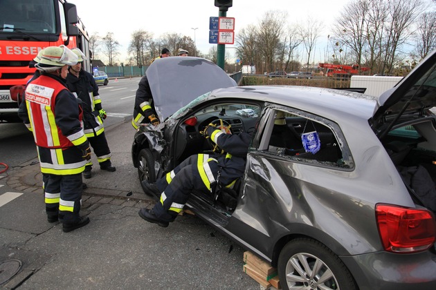 FW-E: Zwei Verletzte nach Verkehrsunfall zwischen LKW und PKW, die Fahrerin des PKW war in ihrem Fahrzeug eingeklemmt