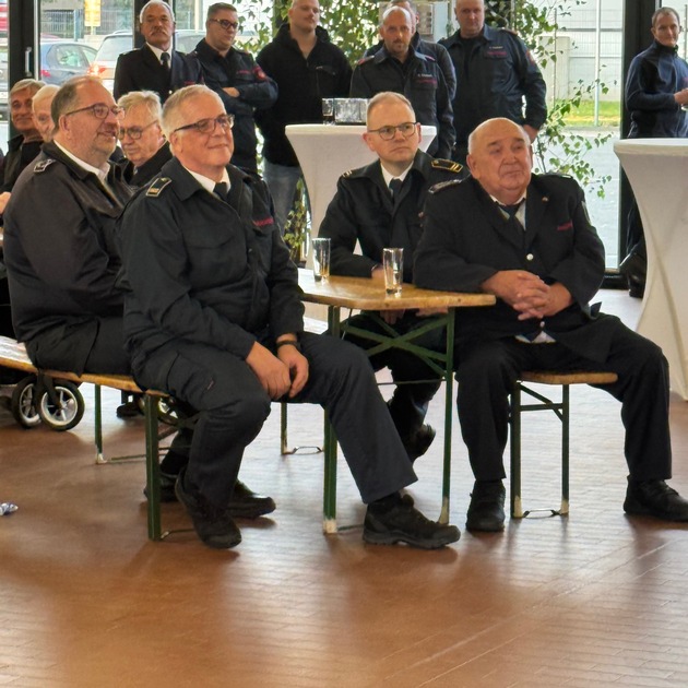 FW Dinslaken: Feuerwehrchef Ulrich Borgmann nach fast 40 Jahren verabschiedet