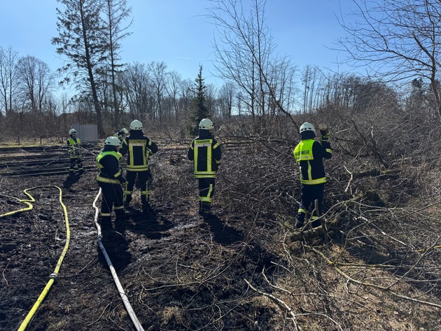 FW VG Westerburg: Vegetationsbrand breitete sich rasant aus - Feuerwehreinsatz im Gleisbereich