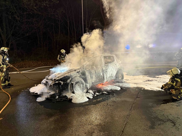 FW H&uuml;nxe: Pkw in Flammen - Fahrzeugbrand auf Rastplatz