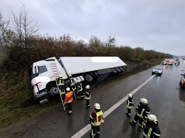 FW-ROW: Verkehrsunfall auf der A1 - Feuerwehr und Rettungsdienst im Einsatz