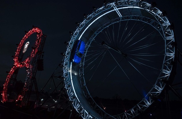 Jaguar Land Rover Deutschland GmbH - Presse Jaguar: Spektakulärer Guinness-Weltrekord: Jaguar F-PACE fährt zur Weltpremiere durch 19 Meter hohen Looping (FOTO)