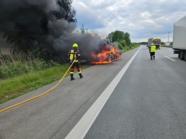 FW-ROW: Feuerwehr löscht brennenden PKW auf der Autobahn A1