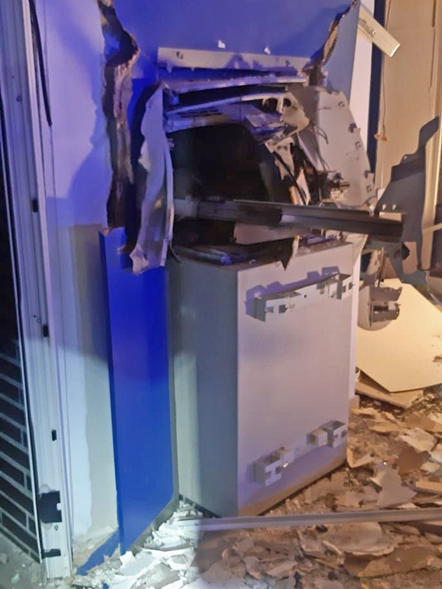 POL-ME: Geldautomat gesprengt - drei Täter flüchtig ! - Ratingen - 2109074