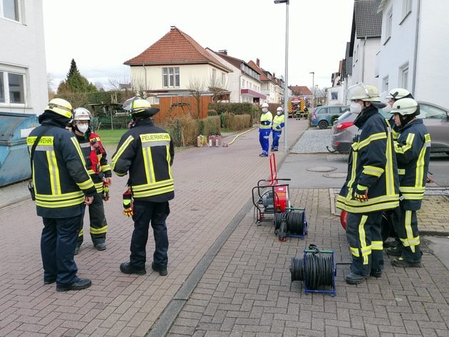 FW Horn-Bad Meinberg: Hauptgasleitung beschädigt - akute Explosionsgefahr für mehrere Häuser - 60 Personen evakuiert