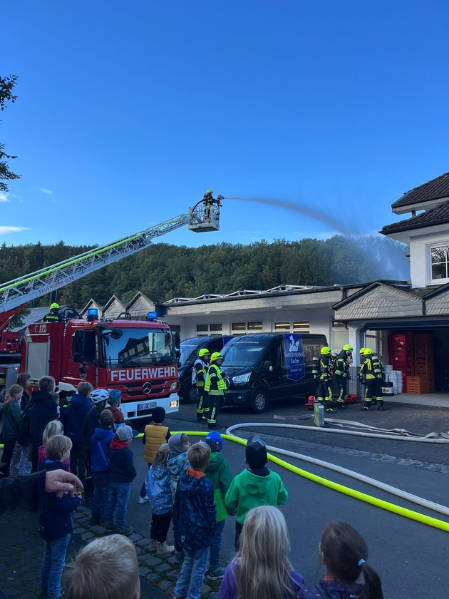 FW-OE: Abschlussübung der Feuerwehr in Oberveischede