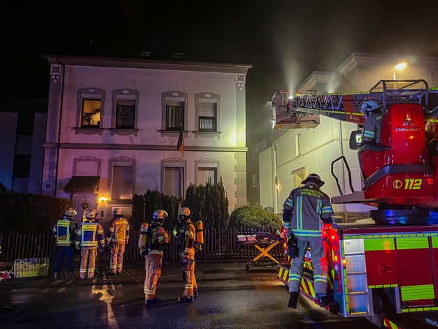 FW Menden: Vier Verletzte nach Brand in einem Wohnhaus