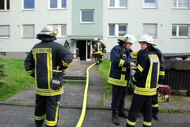FW-AR: Großaufgebot der Feuerwehr zu Wohnungsbrand gerufen:
Bewohner können Küchenbrand im 4. Obergeschoss selber löschen