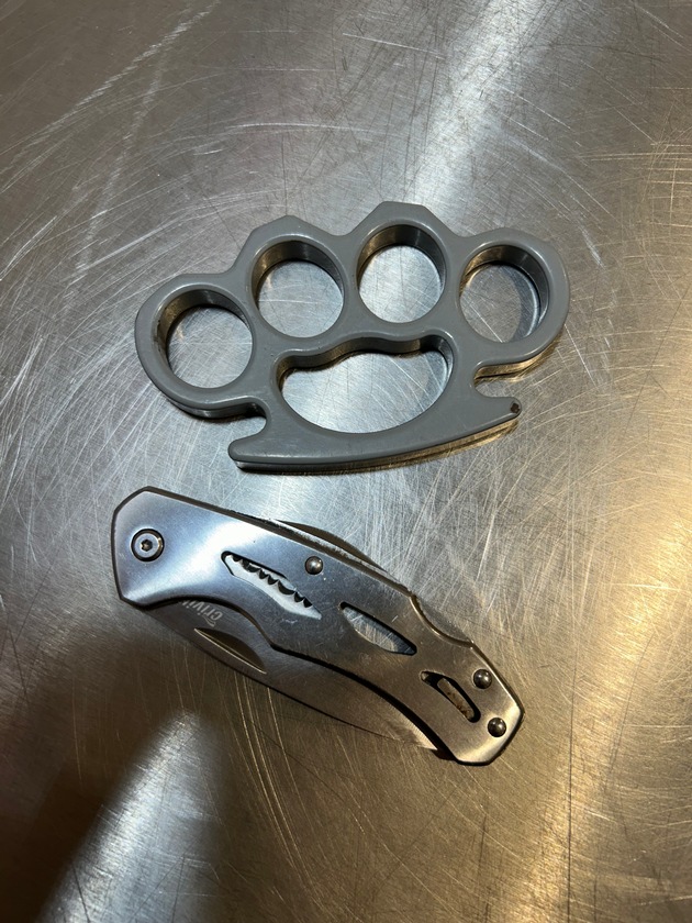 HZA-KA: Schlagring und Messer im Reisegep&auml;ck entdeckt / Zoll leitet Strafverfahren ein