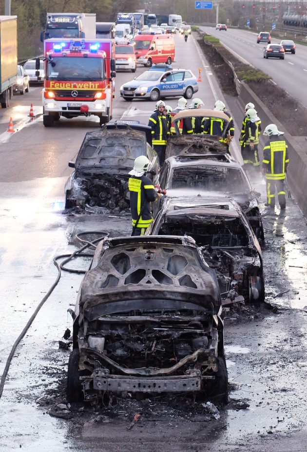 FW-GE: Schwerer Verkehrsunfall auf der A 42 fordert neun Verletzte - Fünf PKW brennen komplett aus