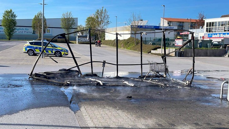 FW Menden: Brennt Einkaufswagen-Unterstand