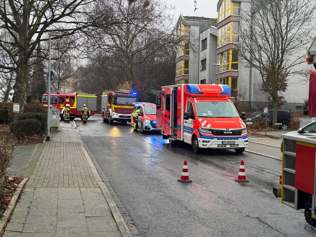 FW-EN: Wohnungsbrand mit Verdacht der Menschenrettung - Feuerwehr im Dauereinsatz - Zwei Brände und mehrere Ölspuren fordern die Einsatzkräfte