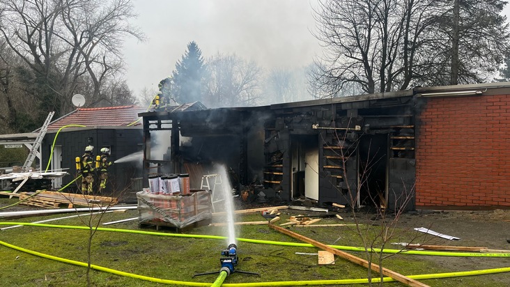 FW-E: Feuer eines Anbaus einer Garage in Essen-Borbeck, keine Verletzten