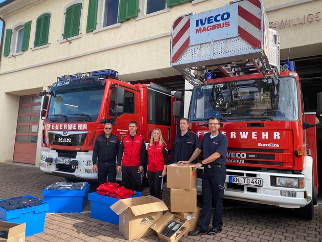 FW Stockach: Übergabe von Wechselkleidung an die Feuerwehr